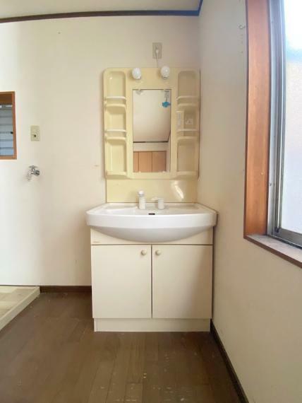 洗面台:白を基調とした洗面台で、水回りも明るい雰囲気になります。