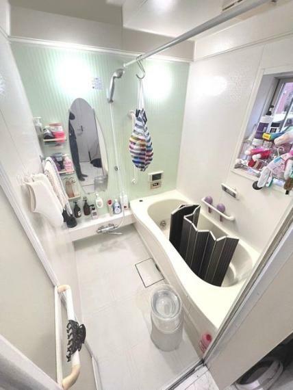 一日の疲れを癒す1坪タイプの浴室。足を伸ばしてゆったりと入れる浴槽。床、カウンター、排水溝などお掃除が大変な場所は、汚れがつきにくく、お手入れしやすい設計。