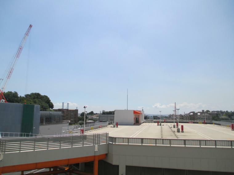 向かい側には「ウェイクロード横浜鶴見」徒歩3分（約220m）があります。