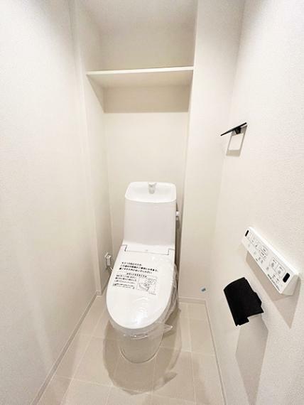 2024年2月新規交換済。シンプルなデザインの落ち着いた雰囲気のトイレです。温水洗浄付きです。