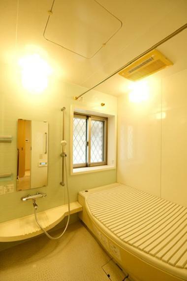 半身浴も楽しめるシェル型の浴槽は、お子様から年配の方まで安心して利用できる低床式です。