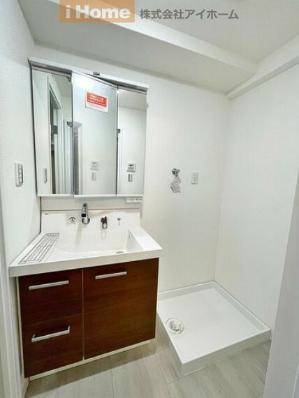 独立洗面化粧台はシャワーと三面鏡付です。