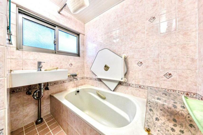 浴室には窓付き。湿気を逃がしやすいため、浴室を清潔に保ちやすいですね。