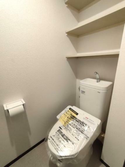 ・トイレ 　トイレは温水洗浄便座付です。上部の棚も便利にお使いいただけます。