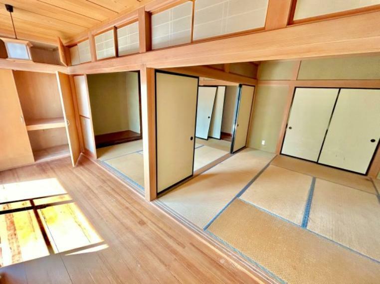 落ち着いた雰囲気な畳のお部屋  引き戸を開放すれば部屋がつながりさらに開放的な空間になります。