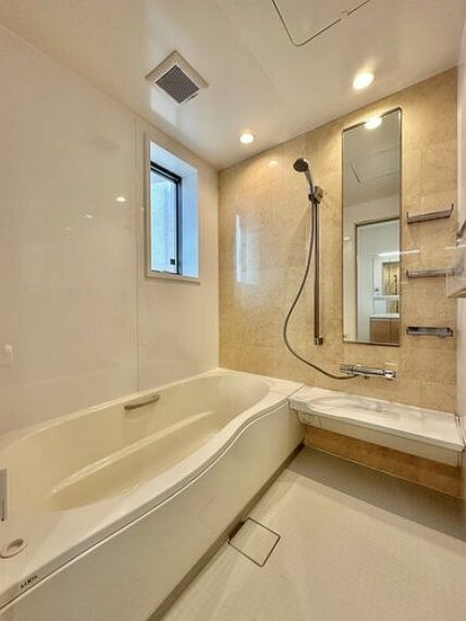 浴室も清潔感ありながら、温かみを感じられる色合いです！