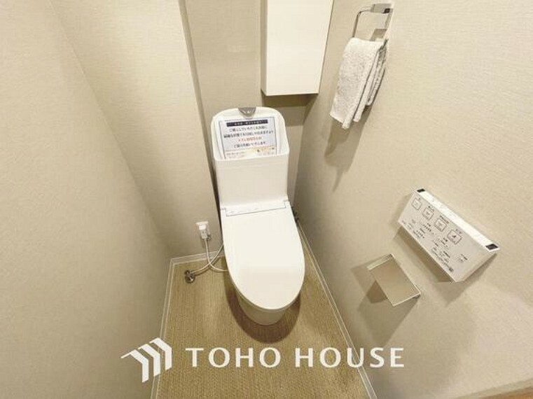 「リフォーム済・温水洗浄便座付きトイレ」トイレは快適な温水洗浄便座付です。いつも清潔な空間であって頂けるよう配慮された造りです。