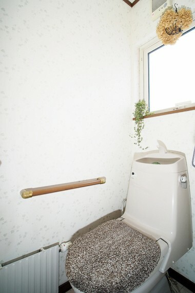 1階部分のトイレです。窓があり明るく、収納もあり、トイレットペーパーなどの小物の収納も可能です。