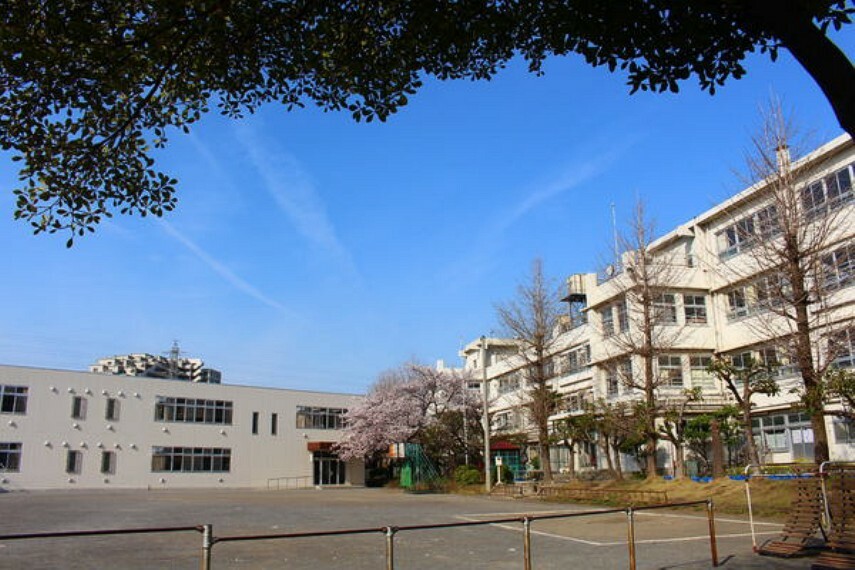 川崎市立久地小学校 二ヶ領用水や多摩川が近くに流れる、豊かな自然に囲まれた学校です。