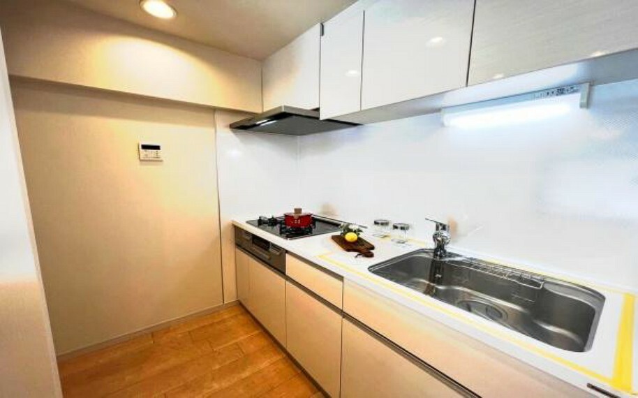 《システムキッチン》　■大型冷蔵庫や食器棚を置いても余裕なスペース。奥様の料理の腕も上がりそうな予感。