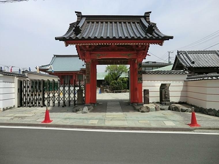 ルンビニ幼稚園 静かな住宅地の中にあります。広い園庭では裸足で元気に駆け回る園児たちの姿を見ることが出来ます。