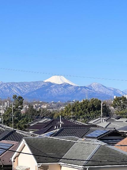 バルコニー南西側の眺望。晴れた日には富士山が望めます（永続的に保証できるものではありません）