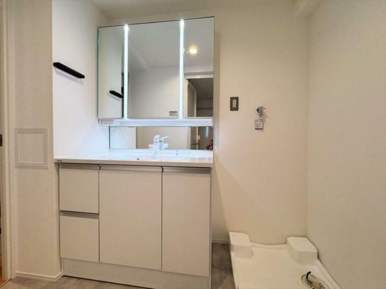 三面鏡を採用した洗面化粧台。鏡の裏にも収納スペースがあります。