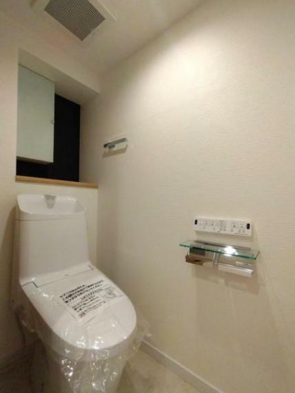■お掃除しやすい滑らかなフォルムのウォシュレット付トイレは、落ち着くパーソナル空間