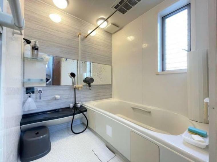 換気のできる窓付きの浴室。清潔感があり、ゆったりとしたバスタイムをお過ごしいただけます！