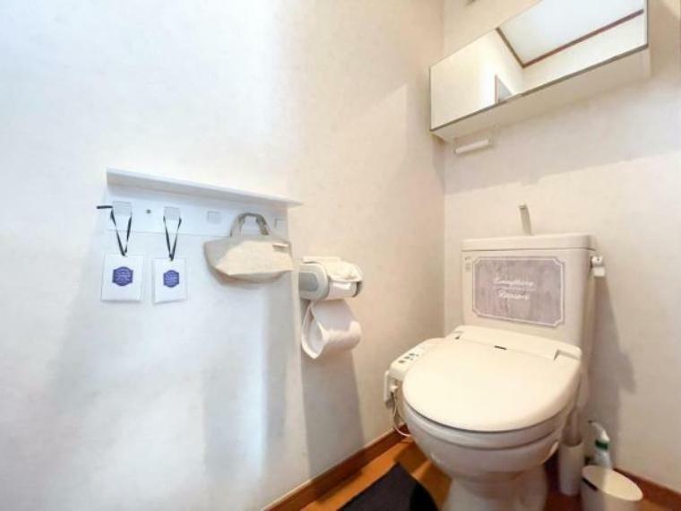 大きな鏡付き収納のあるお手洗い<BR/>お手洗いは1・2階にございます。