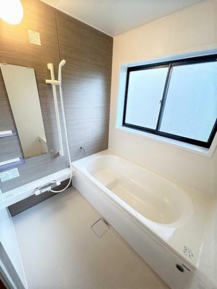 【同仕様写真】浴室はハウステック製の新品のユニットバスに交換します。足を伸ばせる1坪サイズの広々とした浴槽で、1日の疲れをゆっくり癒すことができますよ。（仕様が変更になる場合もございます）