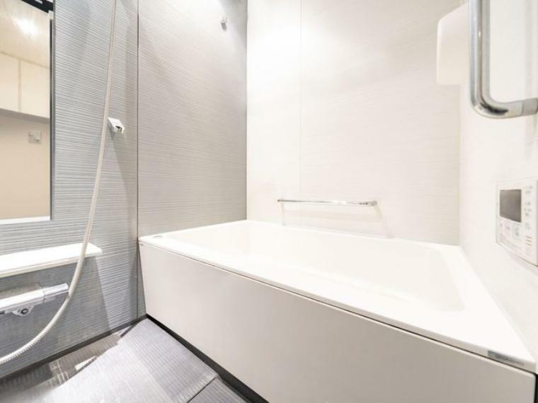 白を基調とした清潔感のある浴室です。画像はCGにより家具等の削除、床・壁紙等を加工した空室イメージです。