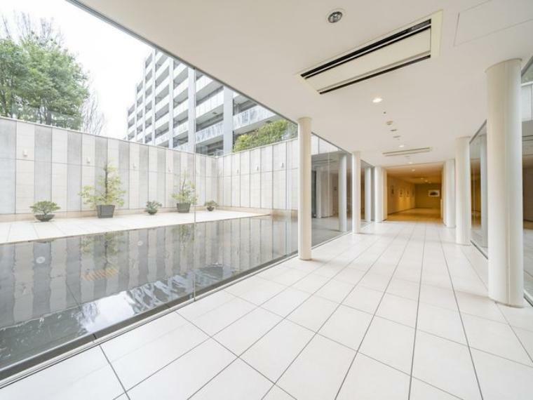 【アクアガーデン】小池邦彦氏デザインの2つの棟を繋ぐ美しい回廊