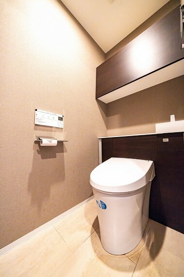 省スペースで機能性も高いタンクレス風トイレを採用。棚があり、トイレ用品がスッキリ片付きます。