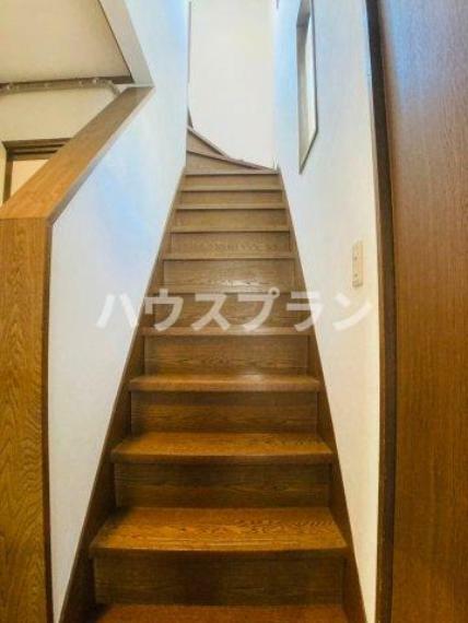 明るい階段スペース。 良好な照明設備により、暗い階段や影の部分を減らし、住民や来訪者の安全を確保します。 安全性と快適性の両立した階段スペースで移動をサポートします。