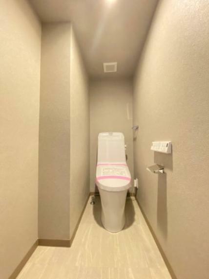 奥行きのあるトイレは洗浄機能もついて快適です！