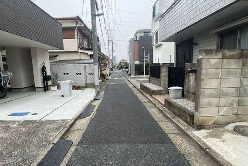 物件の南側前面道路（西側から）［2024年3月5日撮影］