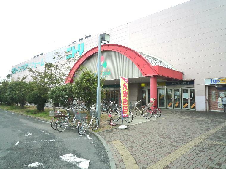 マリコム磯子（国道16号に面し、スーパーマーケットにさまざまな店舗を併設した大型ショッピングモール。）