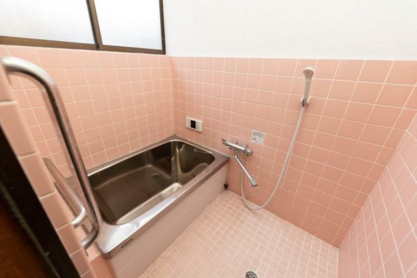 浴室には窓があり、換気の面でも安心です。コンパクトながらも快適な空間となっており、冬場でも浴室が温まりやすいので、ヒートショックなどを防いでくれますね。掃除やメンテナンスの面でも安心です。