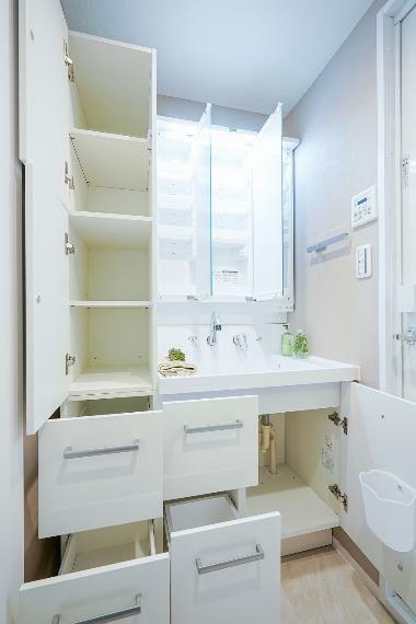 三面鏡だけでなく物入もあり、洗面所の収納が豊富だと水回りの整理整頓にも繋がります。