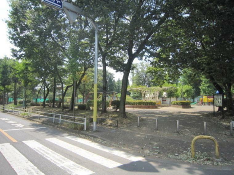 プリモパークむさしの（武蔵野公園） 野球場やテニスコート、多目的広場のある公園。<BR/>中央園路には長く続くいちょう並木があるため、散歩にはうってつけの場所となっています。
