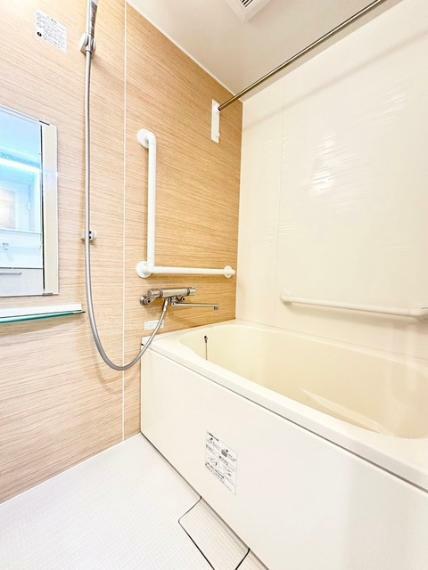 浴室換気乾燥暖房機能付きの浴室は、雨の日でも乾燥機能で洗濯物をカラっと乾かせます。自動湯はりや追い焚き機能を備えたオートバスで一日の疲れを癒していただけます。