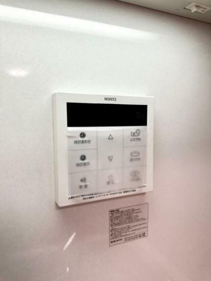 キッチンの壁にはユニットバスのコントローラーが設置されています！<BR/>お湯張りや追焚き操作もキッチンから操作でき<BR/>いつでも温かいお風呂に入ることができます！