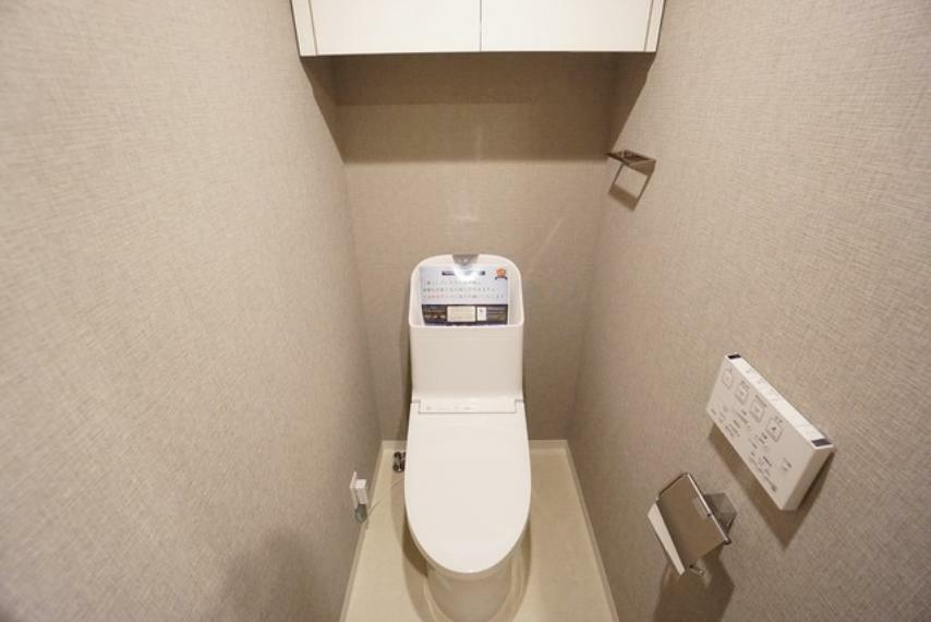 温水洗浄機付トイレです。壁リモコンタイプのウォシュレット付き。すっきりした見た目で、トイレ奥の掃除もしやすいです。上部に収納スペース有り。