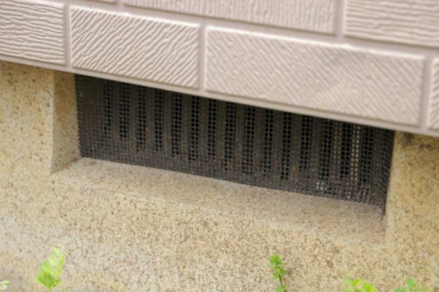 床下換気口は、床下に湿気がこもることを防ぎ、効果的に換気を行うために設置されています。床下換気口が設置されていない建物は、基礎パッキング工法などにより換気を行なっています。詳細は現地でご確認ください。