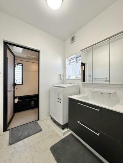 洗面所も浴室同様黒を基調としたモダンなデザインとなっています。