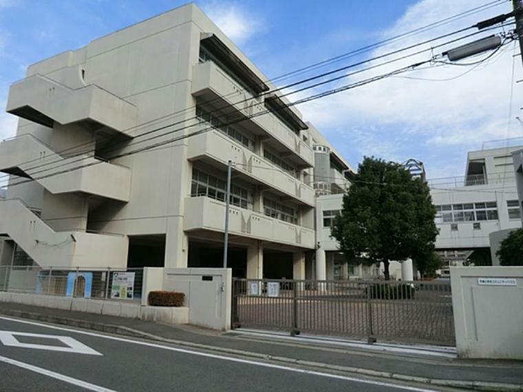 横浜市立市場小学校（4年生以下の児童に限る。　5年生以上の児童は「市場小学校けやき分校」（距離270M））