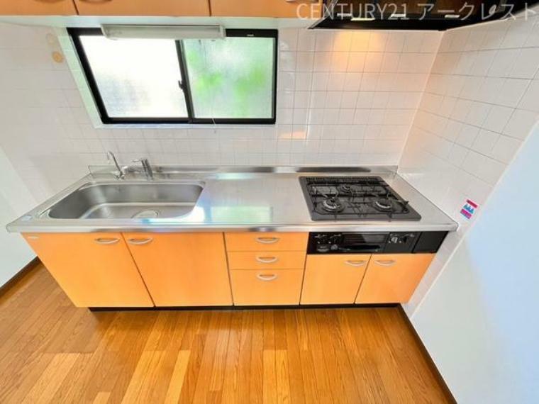 ～Kitchen～デザイン性の高いキッチンが魅力的。使いやすく収納力あるキッチンは、整理しやすくお料理中でもすぐにお鍋や調理器具を出して使うことができます。