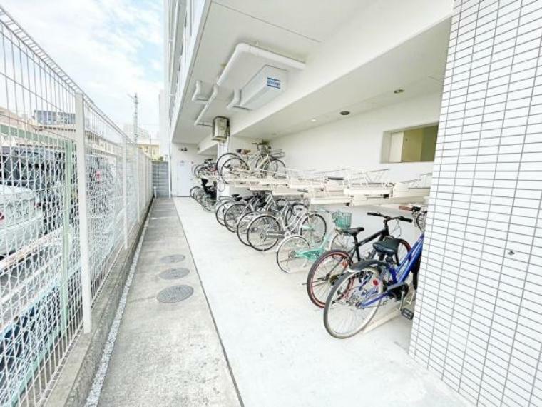 駐輪場は屋根付きで雨から自転車を守ります