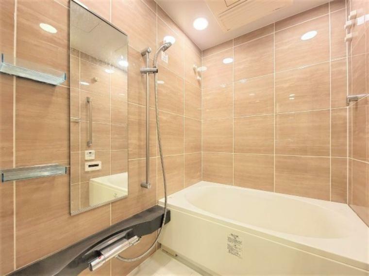 【浴室】清潔感がある広々とした浴室ではミストサウナもご堪能いただけます