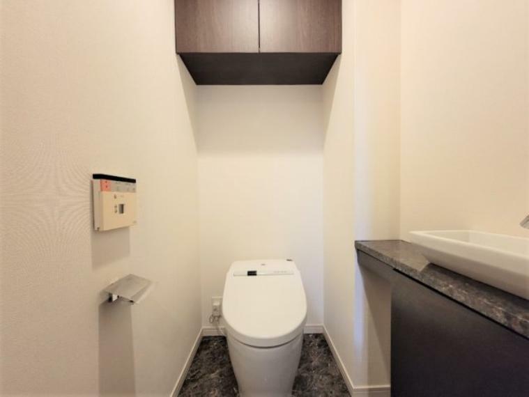 【トイレ】お手洗いカウンターには御影石を使用し、高級感ある空間に