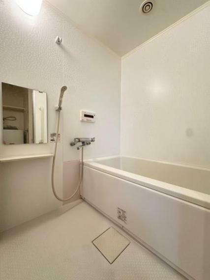 【浴室】<BR/>足を伸ばしてゆっくりくつろげる広さのあるバスルームです。<BR/>冬に嬉しい追炊き機能付きです！