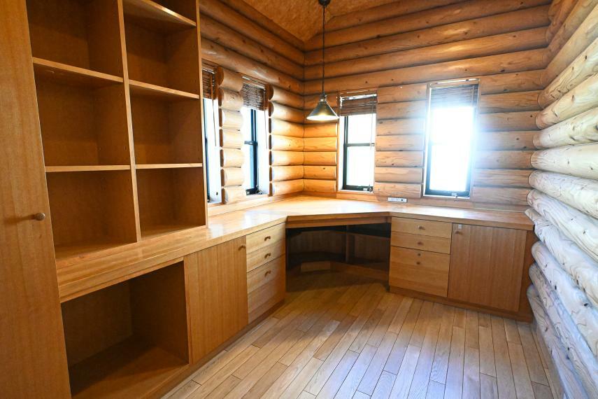 読書やリモートワークに適した静寂な木製の書斎。豊富な収納スペースがあり、必要なものをすぐに取り出せる利便性も備えています。