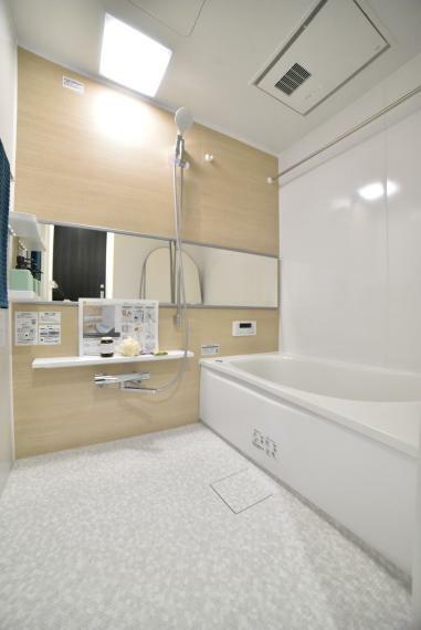 便利な浴室乾燥機付きのバスルーム。ゆったりとした広さです。