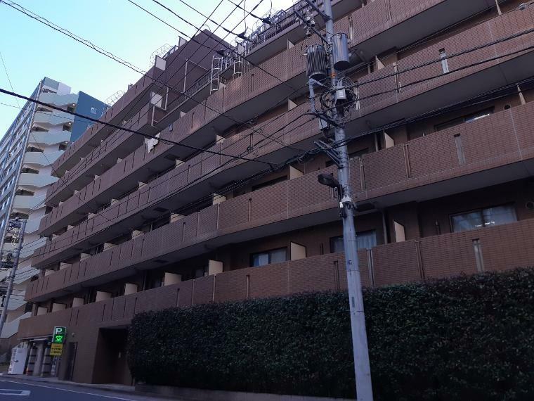 横長の敷地に8階建ての総戸数69戸のコミュニティーです。