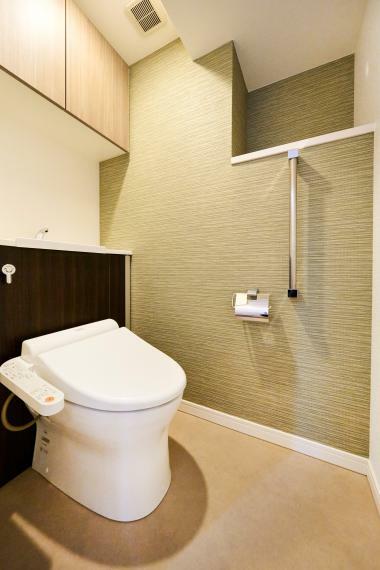 【トイレ】<BR/>白を基調とした清潔感の高いお手洗い。<BR/>上部に収納もついておりますので、とても便利です。