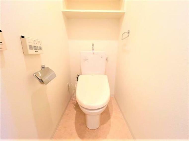 【トイレ】温水洗浄機能付きで毎日快適に使用できます。床はクッションフロアなのでお掃除ラクラク。汚れも簡単に落とせ跡にも残りにくくいつもきれいなトイレが保てます。これから、便座交換、クリーニングを行います。