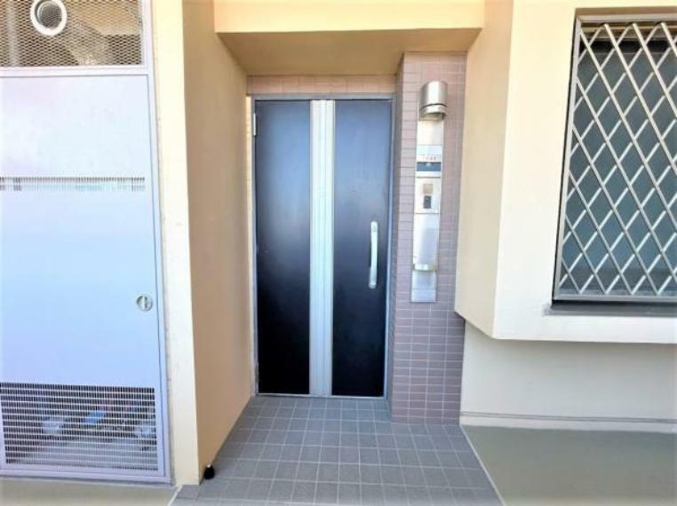 【玄関外部】重厚感のあるドアが特徴的な玄関外部。玄関ドアのカギは防犯性の高いディンプルキーが採用されています。