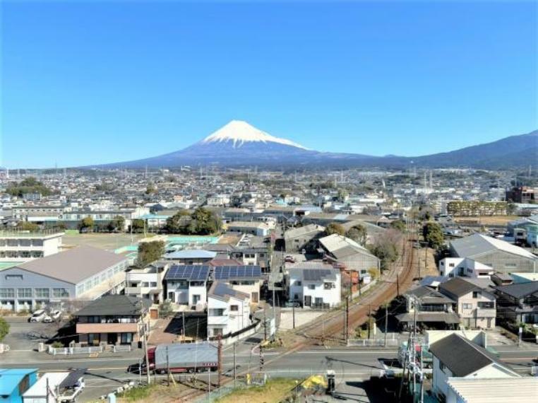 【眺望】玄関ドアを開けると富士山の眺望が広がります。高層階ならではの眺望は圧巻です。