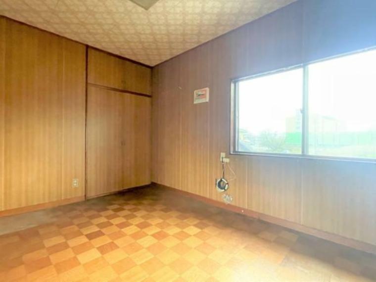 【リフォーム中/2階洋室約6帖】床はフローリング張り、壁・天井はクロスの張替え、照明・建具交換を行います。壁紙や床を新しくすることで明るい印象のお部屋になります。